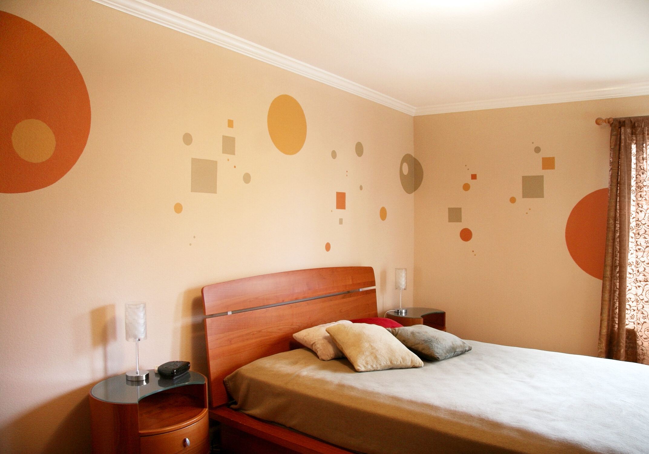 Wall design in a modern bedroom